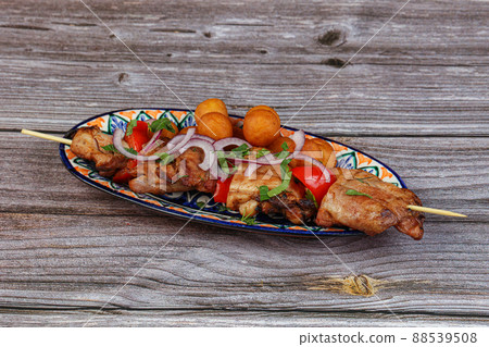 Chicken skewer with sliced vegetables 88539508