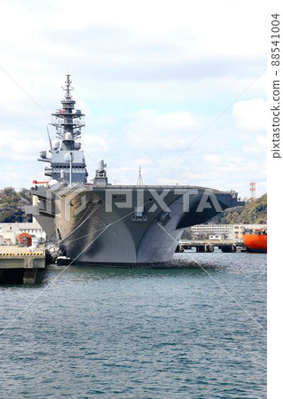 被春天的太陽照亮的巨大身體休息的“護衛艦出雲” 88541004