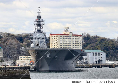 "Escort ship Izumo" that rests the giant body illuminated by the spring sun 88541005
