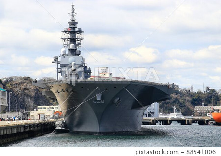 "Escort ship Izumo" that rests the giant body illuminated by the spring sun 88541006