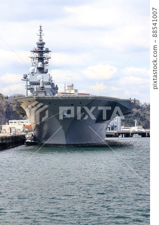"Escort ship Izumo" that rests the giant body illuminated by the spring sun 88541007