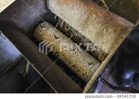 A man turns homemade device for extracting cedar A man turns homemade device for extracting cedar 88541559