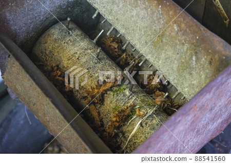 A man turns homemade device for extracting cedar 88541560