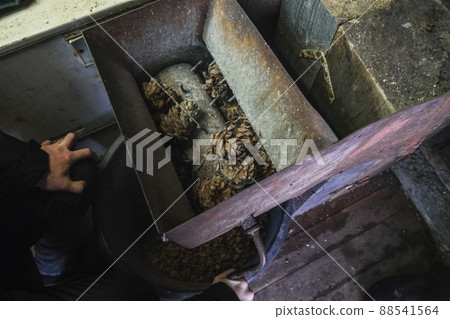 A man turns homemade device for extracting cedar A man turns homemade device for extracting cedar 88541564