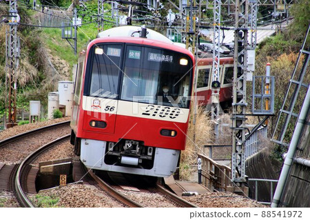 In response to the spring sun ... The red train goes to the Miura Peninsula [Keihin Kyuko] 88541972