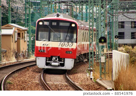 響應春天的太陽......紅色的火車去三浦半島[京濱急行] 88541976