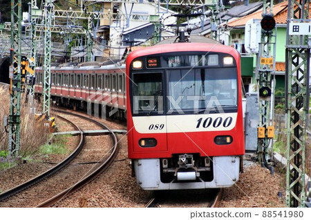 響應春天的太陽......紅色的火車去三浦半島[京濱急行] 88541980
