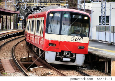 響應春天的太陽......紅色的火車去三浦半島[京濱急行] 88541981
