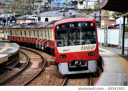 In response to the spring sun ... The red train goes to the Miura Peninsula [Keihin Kyuko] 88541983