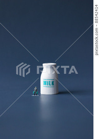 製造牛奶的人(乳製品和牲畜) 製造牛奶的人(乳製品和牲畜) 88542414