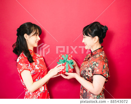 慶祝展示女旗袍、送禮旗袍、送禮旗袍。家庭假期日本假期。 慶祝展示女旗袍、送禮旗袍、送禮旗袍。家庭假期日本假期。 88543072