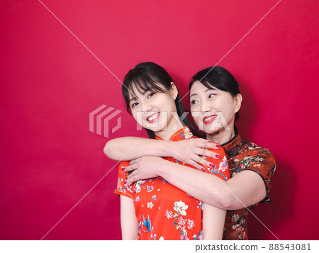 母親節母親節的肖像，紅色背景上的微笑，擁抱，以及母親節和同情主題的應用。 88543081