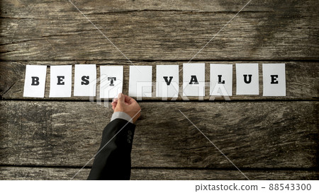 Salesman assembling a Best value sign 88543300