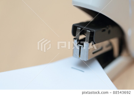 用訂書機裝訂文件 用訂書機裝訂文件 88543692