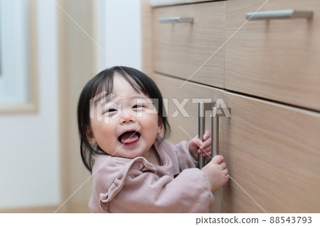 寶寶在抽屜門上惡作劇 88543793