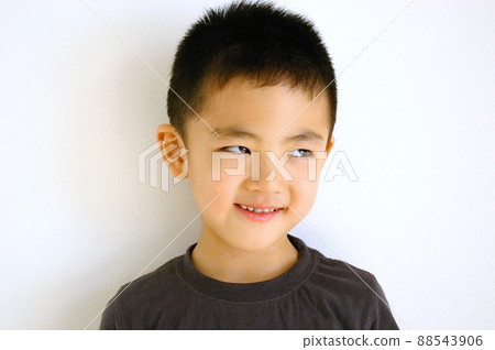 一個表情不好的男孩 88543906