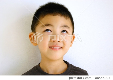 一個男孩抬起頭來想出一些東西 88543907