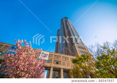 Tokyo cityscape of Japan You can see the Tokyo Metropolitan Government Building, cherry blossoms (Gotenbazakura), and aircraft passing over the sky. 88547937