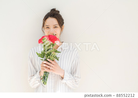 一束白色背景的女士 一束白色背景的女士 88552212