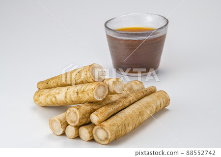 Fresh burdock and delicious tea 88552742