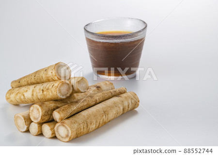 新鮮的牛蒡和美味的茶 新鮮的牛蒡和美味的茶 88552744