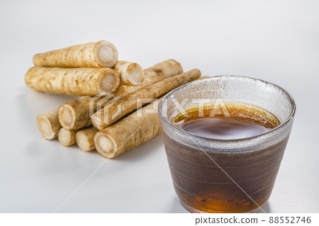 Fresh burdock and delicious tea 88552746