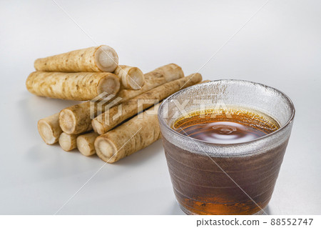 Fresh burdock and delicious tea 88552747