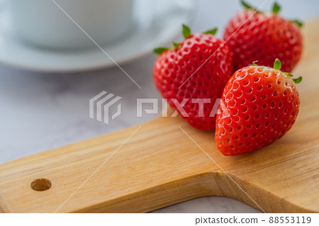Strawberry tableware close-up material 88553119