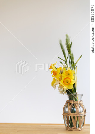 花瓶裡的水仙和麥穗 花瓶裡的水仙和麥穗 88555073