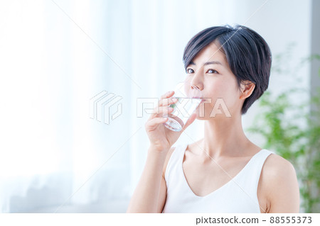 靠窗的女人喝水 靠窗的女人喝水 88555373