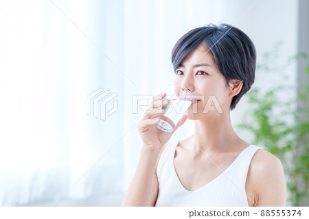 靠窗的女人喝水 88555374