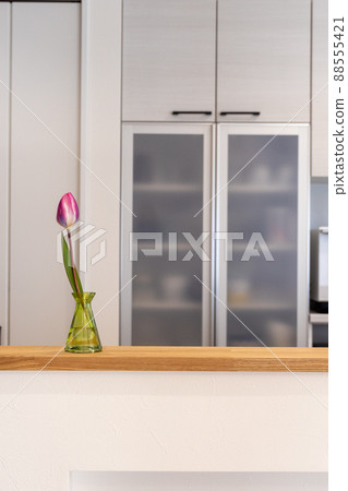 Tulip flowers in a single-family house on the counter in the kitchen of a new detached house 88555421