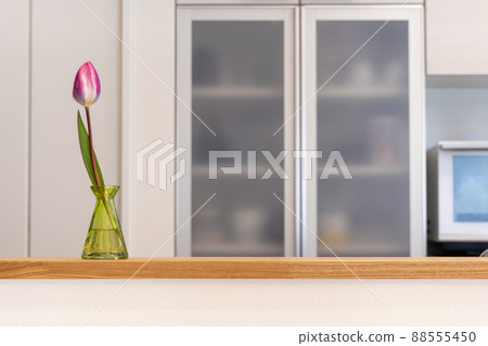 新獨立屋廚房櫃檯上的獨戶住宅里的鬱金香花 新獨立屋廚房櫃檯上的獨戶住宅里的鬱金香花 88555450