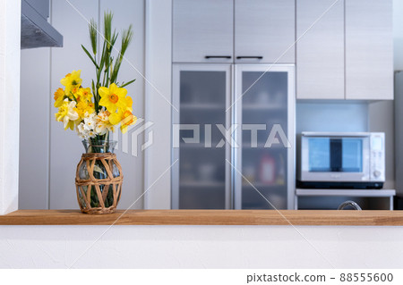 一棟新建的獨戶住宅廚房的櫃檯上放著一個水仙花和麥穗的花瓶 88555600