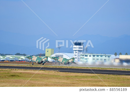 Formation takeoff by RF-4 air reconnaissance team 88556189