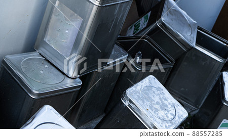 Many used itto-kans placed in the back alleys 88557285