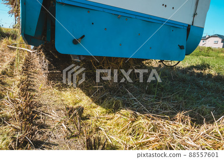 Combine to harvest straw Combine to harvest straw 88557601