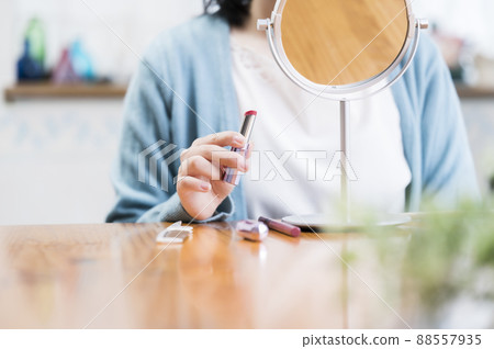 一位化妝的年輕女士 88557935