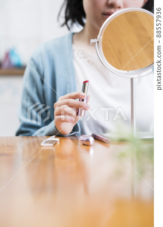A young lady who makes a makeup A young lady who makes a makeup 88557936