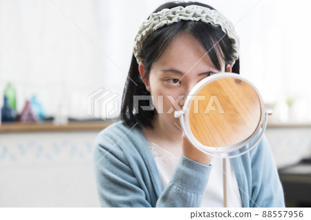 一位化妝的年輕女士 88557956