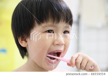 brush teeth 88559354