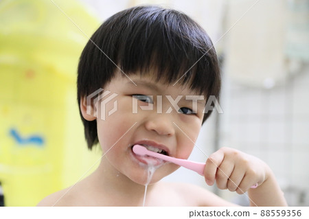 刷牙 88559356