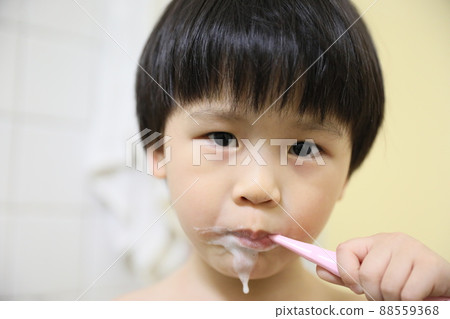 brush teeth 88559368