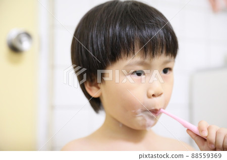 brush teeth 88559369