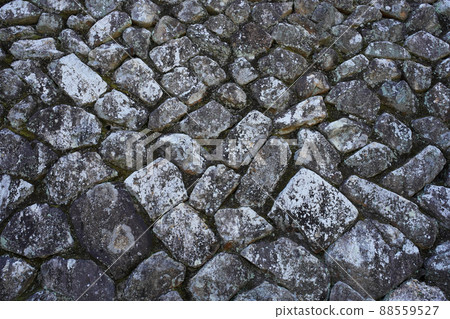 一堵石牆佈滿了各種形狀的石頭和岩石 88559527