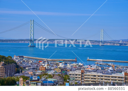 從淡路市眺望兵庫縣本州和淡路島的明石海峽大橋 88560331