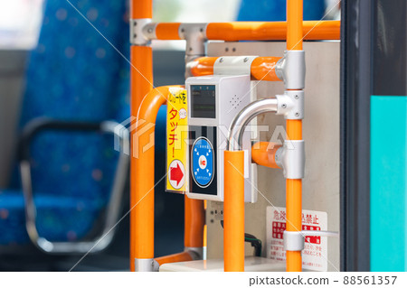 安裝在巴士上車側的 IC 讀卡器 88561357