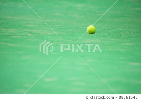 在網球比賽期間，網球在網球場上滾動 88561543