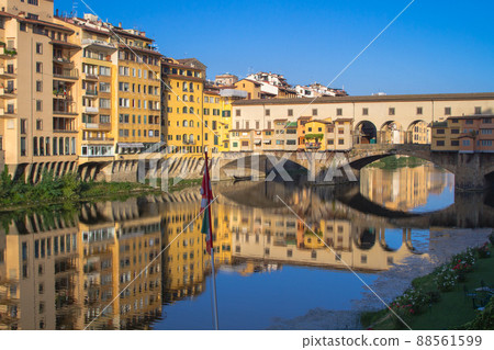 從烏菲齊畫廊(意大利 - 佛羅倫薩)後面的Ponte Vecchio橋 從烏菲齊畫廊(意大利 - 佛羅倫薩)後面的Ponte Vecchio橋 88561599