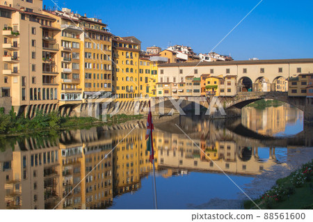 從烏菲齊畫廊（意大利 - 佛羅倫薩）後面的Ponte Vecchio橋 88561600